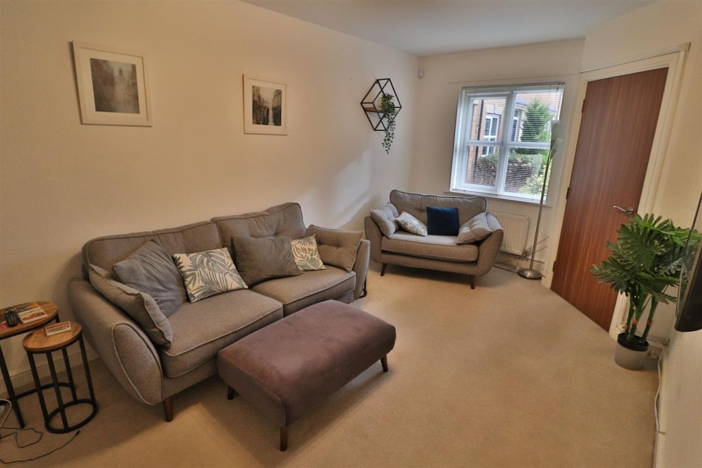 Property photo 3 of 14 Family Lounge