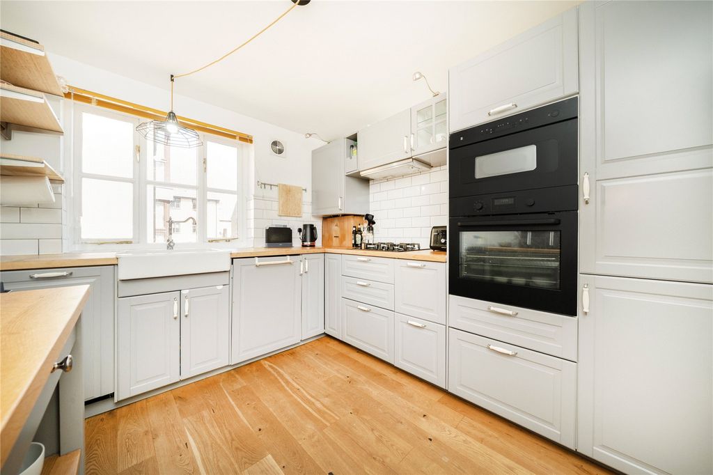 Property photo 2 of 5 Kitchen