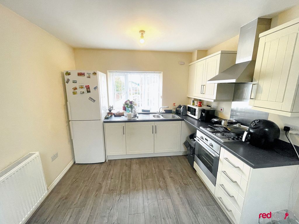 Property photo 2 of 5 Kitchen