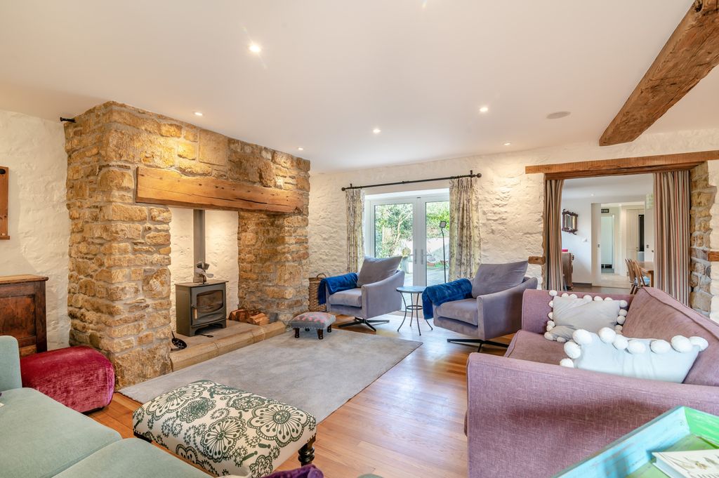 Property photo 2 of 21 Sitting Room