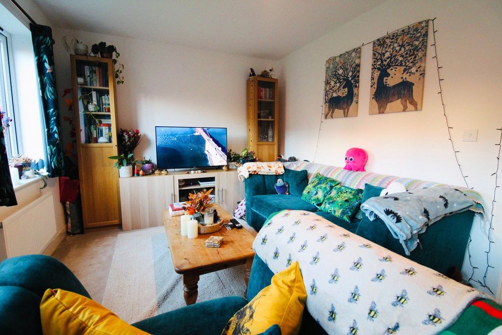 Property photo 2 of 17 Lounge