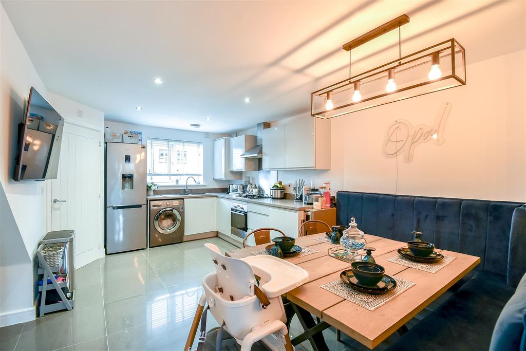 Property photo 3 of 31 Kitchen / Dining