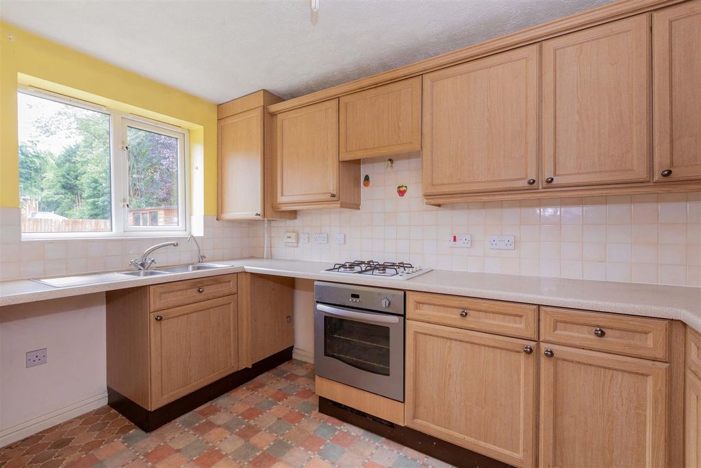 Property photo 2 of 16 51 Copse Close-10.Jpg