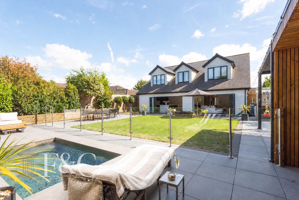 Property photo 1 of 40 d96Beece-522A-43Fe-890A-F5E5760F857d