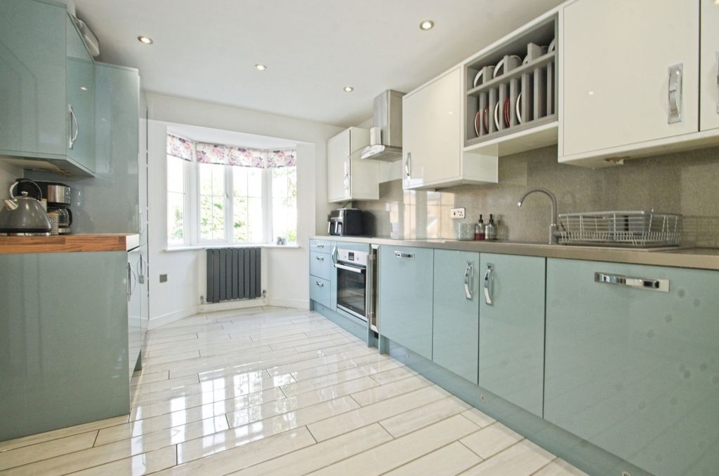 Property photo 2 of 25 Kitchen