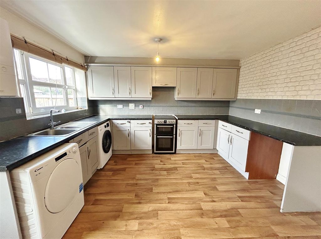 Property photo 2 of 10 Kitchen