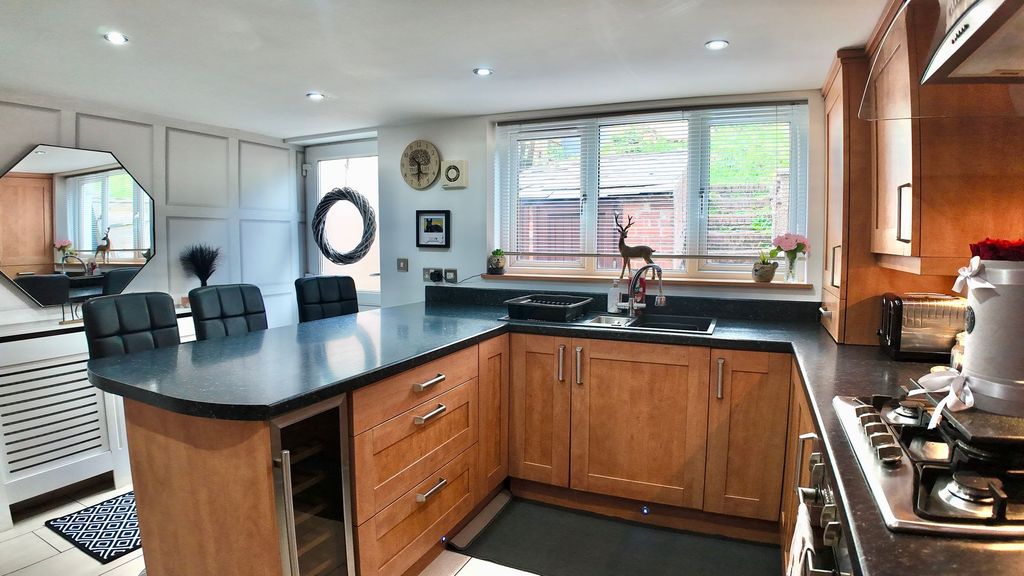 Additional image 10 of 2 bed property for saleWesley Place, Beaufort NP23