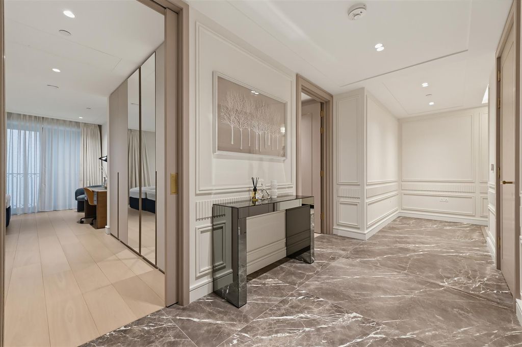 Property photo 2 of 16 Holland Park Gate, 70-29.Jpg