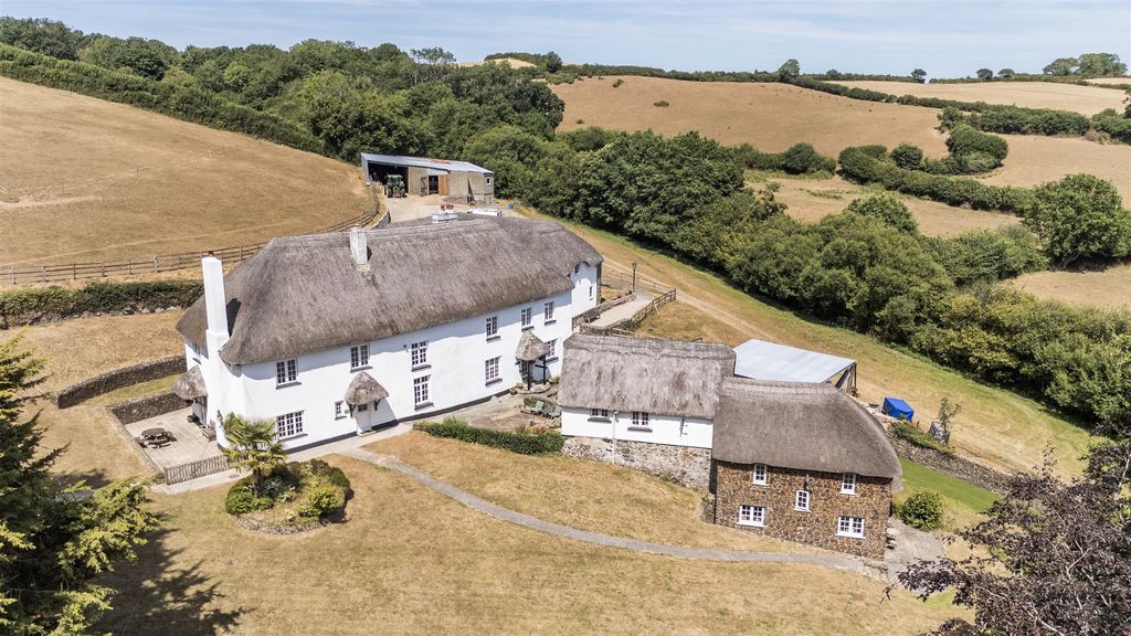 Property photo 1 of 50 Hele Farmhouse