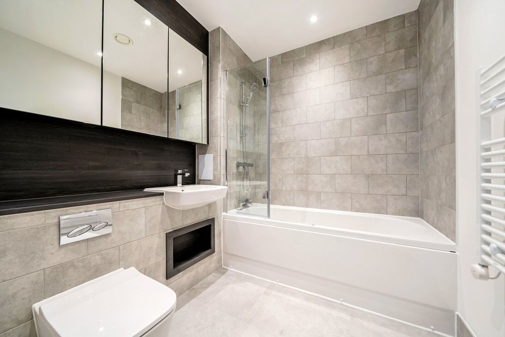 Property photo 2 of 10 Main Bathroom