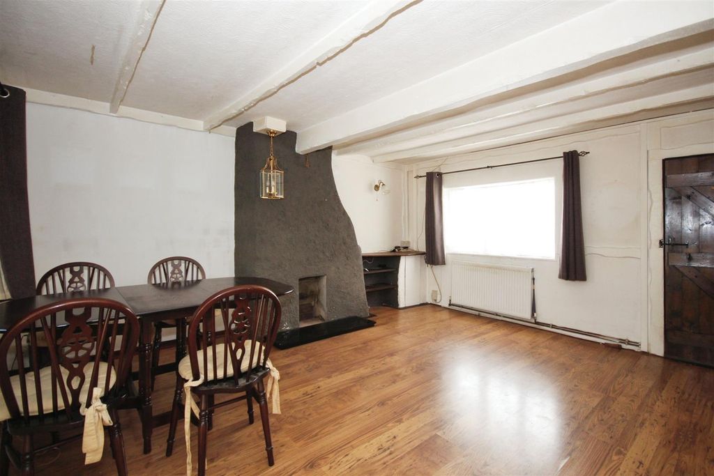 Property photo 3 of 19 Lounge