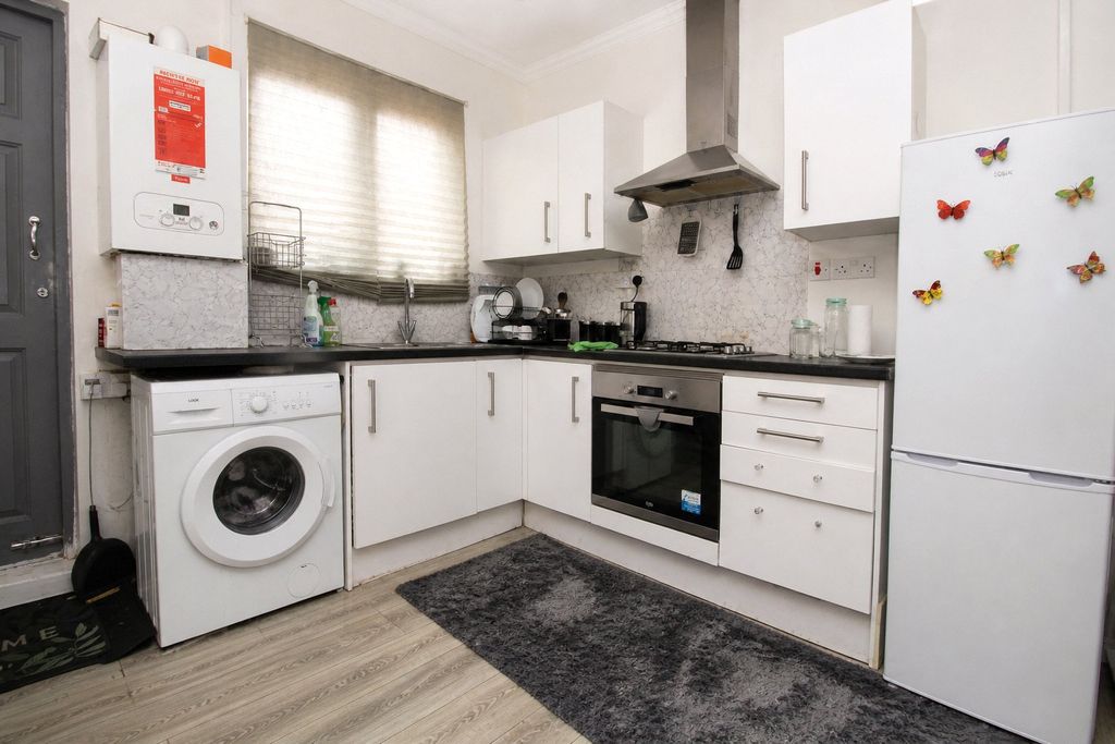 Property photo 2 of 7 Kitchen
