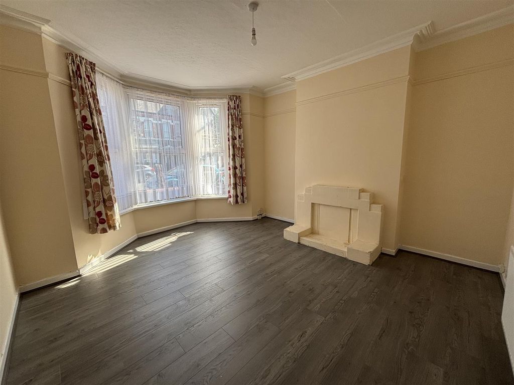 Property photo 1 of 10 Living Room