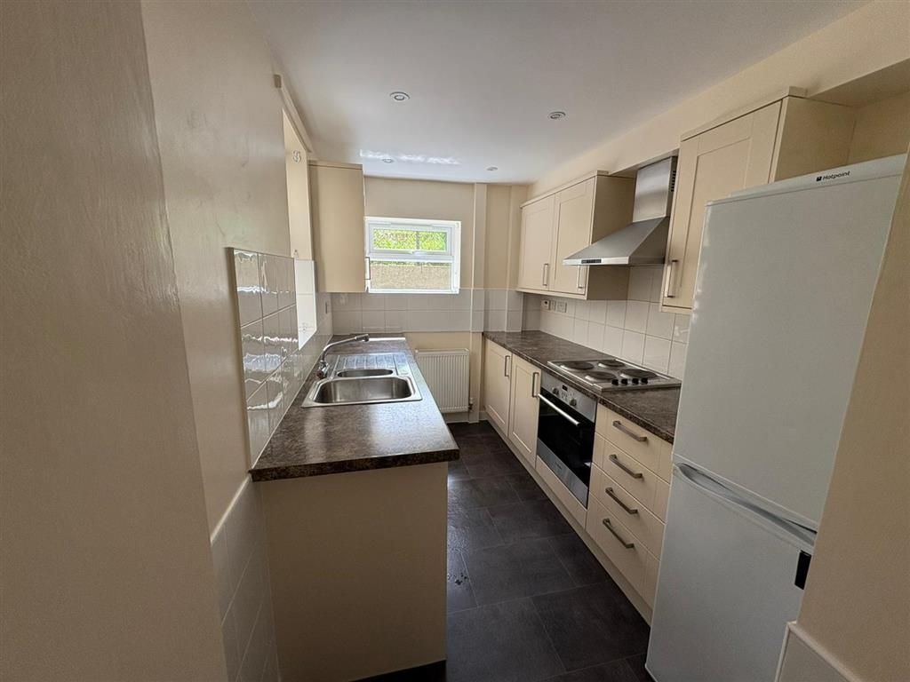 Property photo 3 of 11 Kitchen