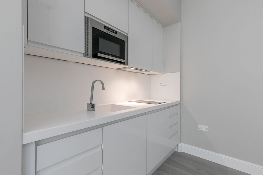 Property photo 3 of 8 Kitchen