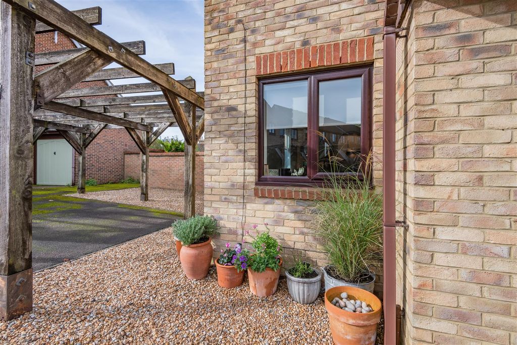 Property photo 2 of 9 8625416-Exterior05.Jpg