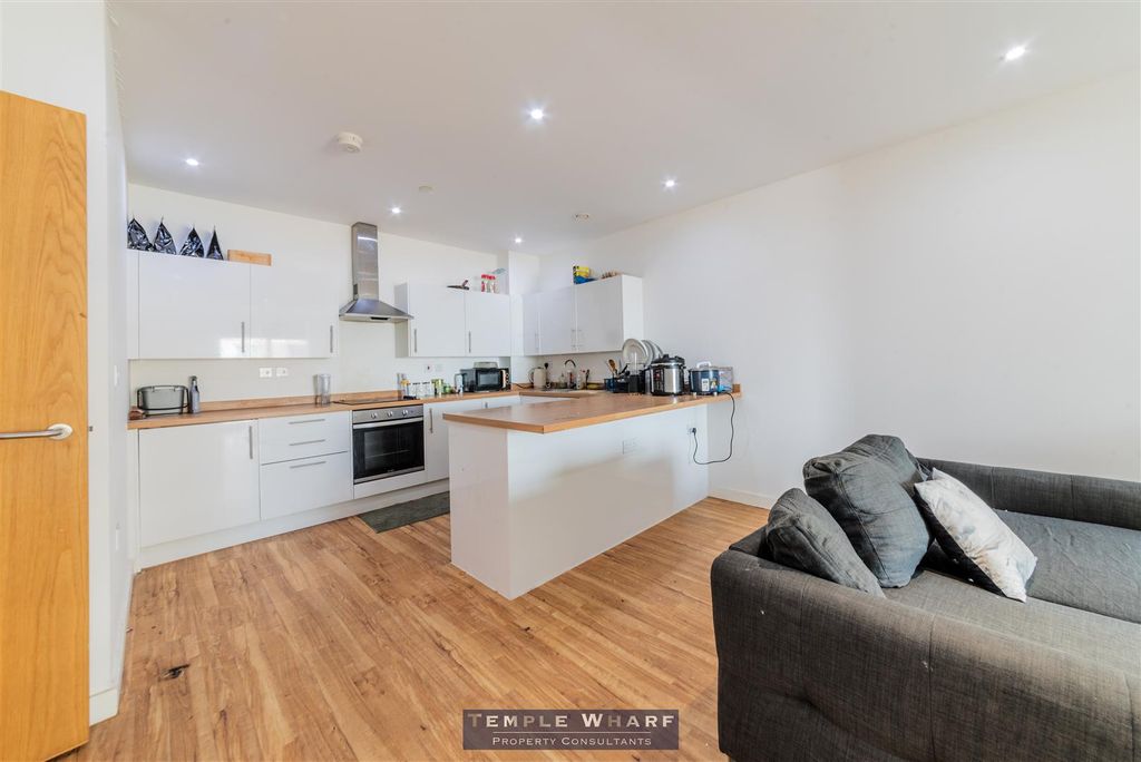 Property photo 1 of 18 Kitchen 2.Jpg