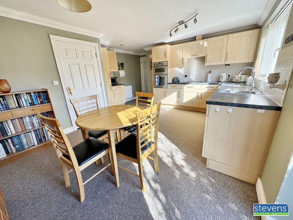 Property photo 3 of 19 Image00017