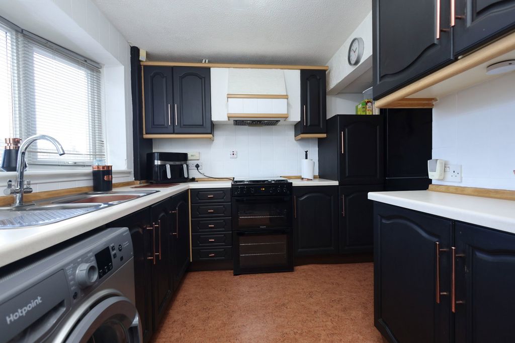 Property photo 2 of 39