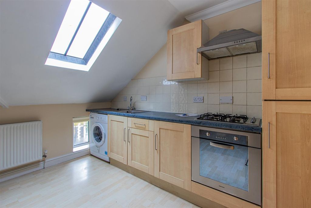 Property photo 2 of 7 Connaught Road 86, 6-4.Jpg