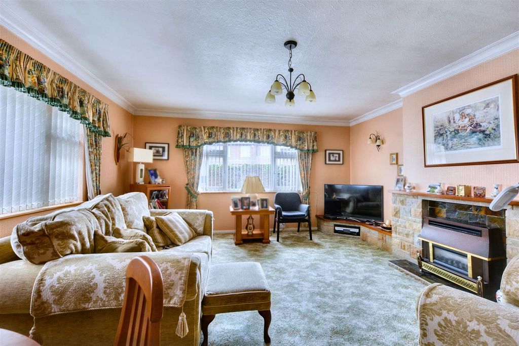 Property photo 2 of 18 Lounge