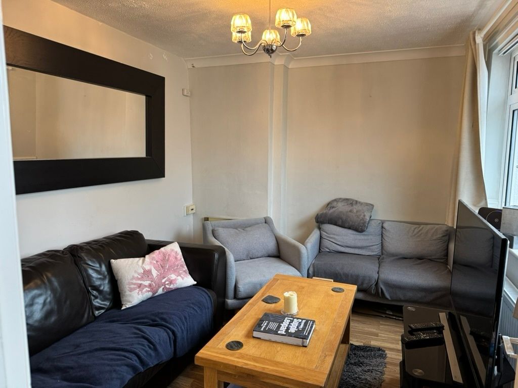 Property photo 2 of 13 Cozy Furnished Living Room With Mixed Seating Incl...