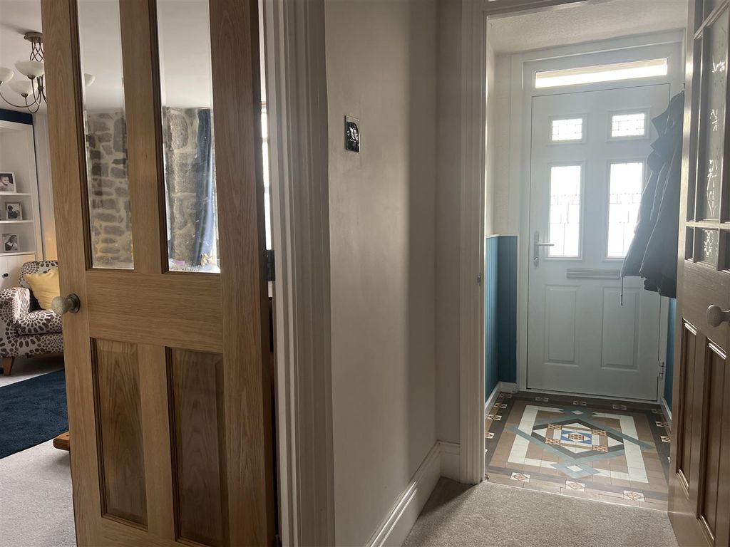 Property photo 3 of 23 Entrance Hall