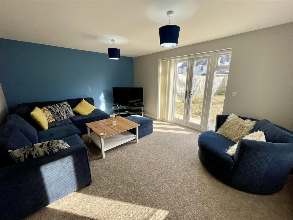 Property photo 2 of 13 Lounge