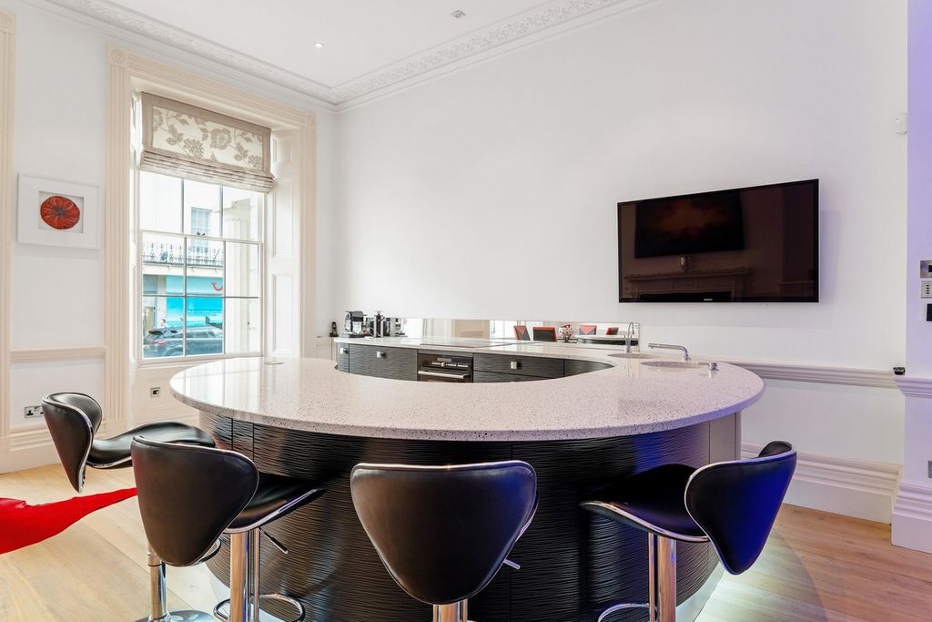 Property photo 3 of 33