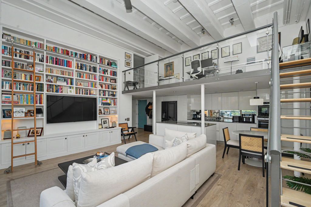 Property photo 3 of 17 Flat 14, The Piper Building, Peterborough Road, Fulham, London Sw6 3Ef