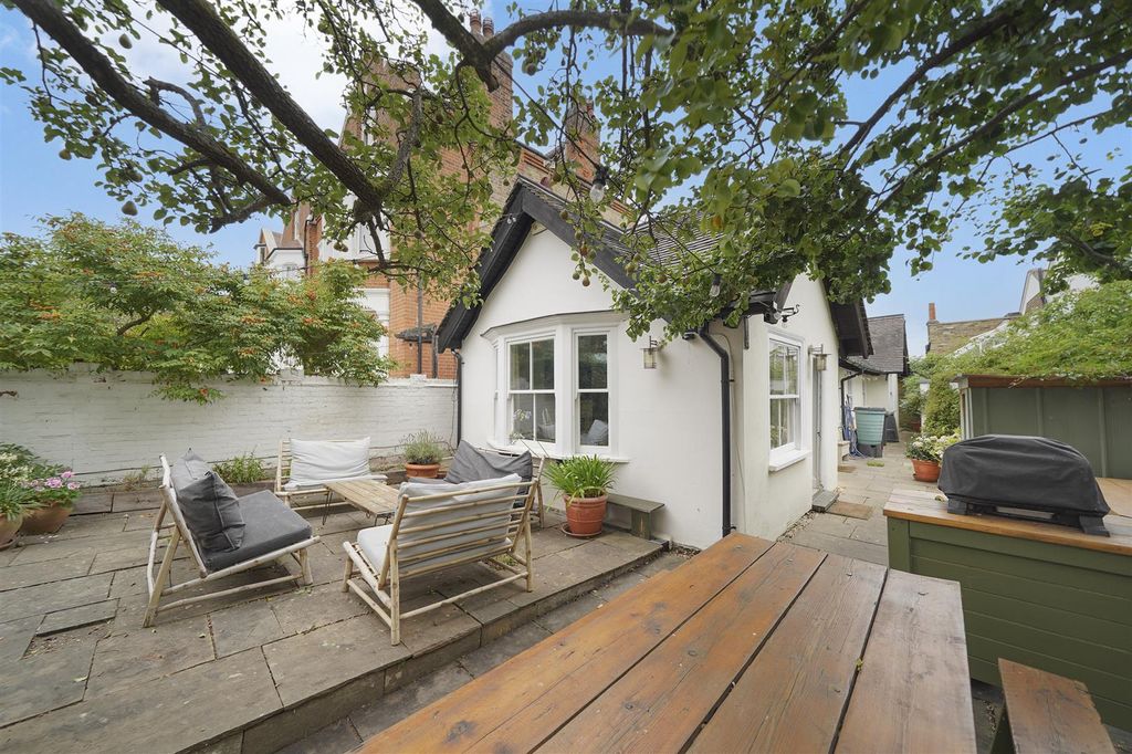 Property photo 1 of 19 Hazlewell Road