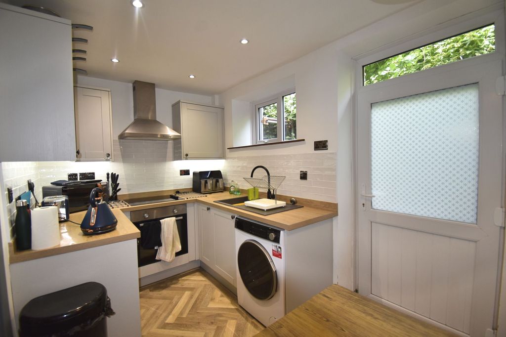 Property photo 2 of 11 Kitchen