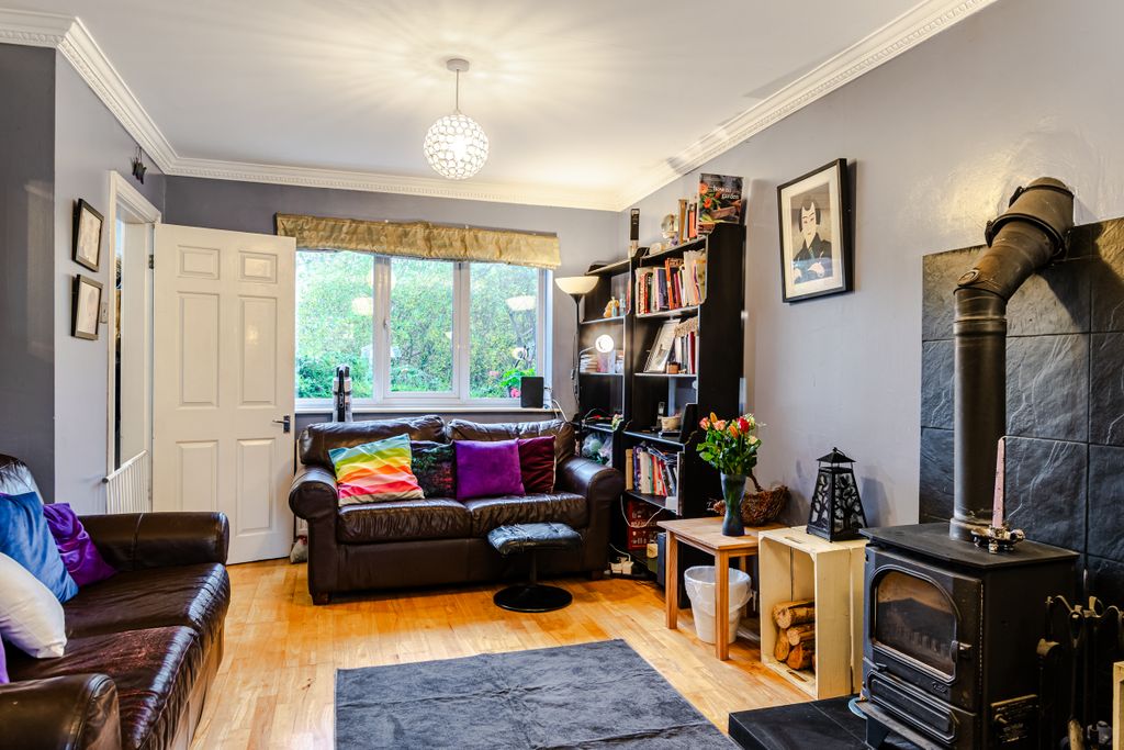 Property photo 3 of 24 Lounge2