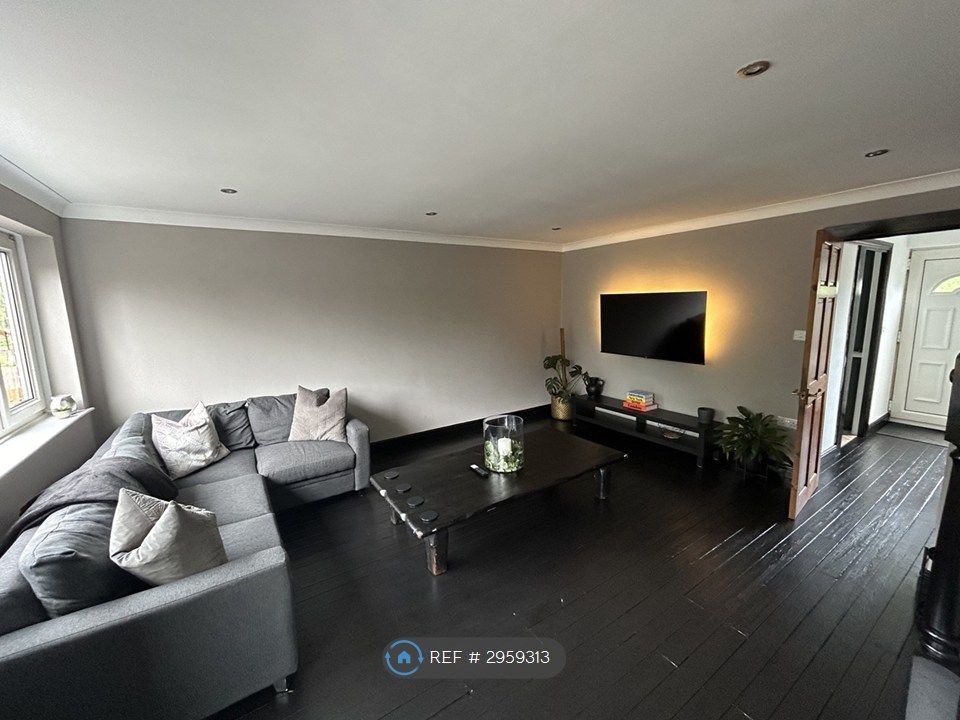 Property photo 1 of 15 Lounge
