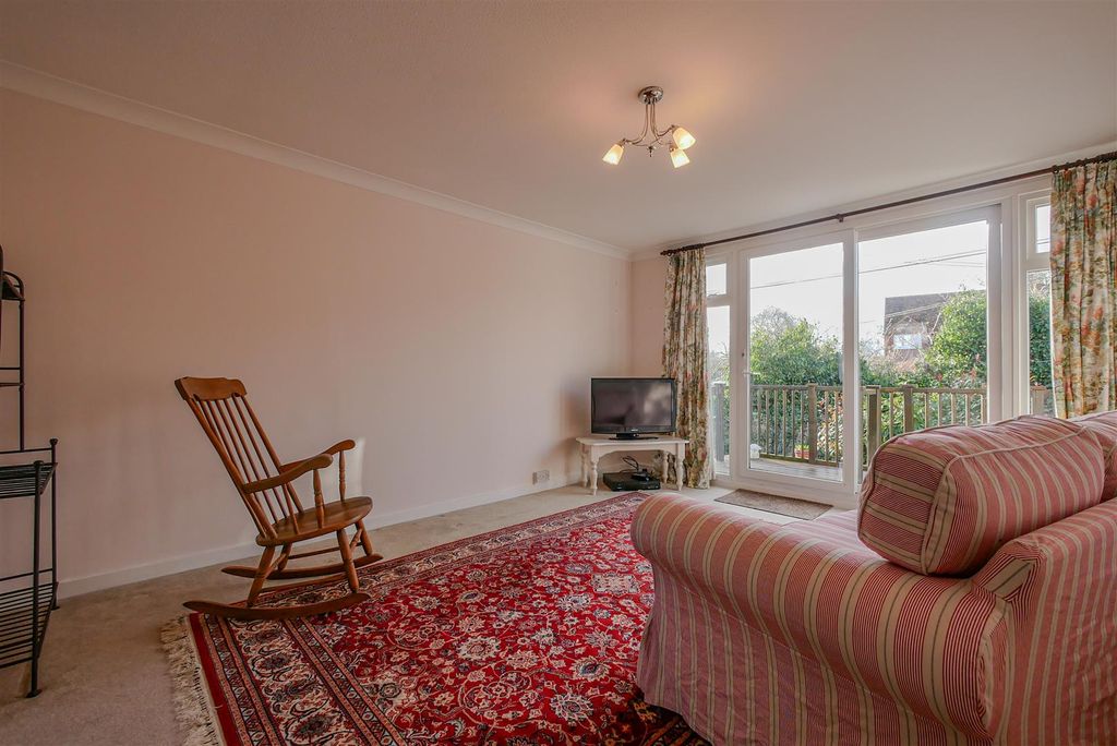 Property photo 3 of 12 Lounge