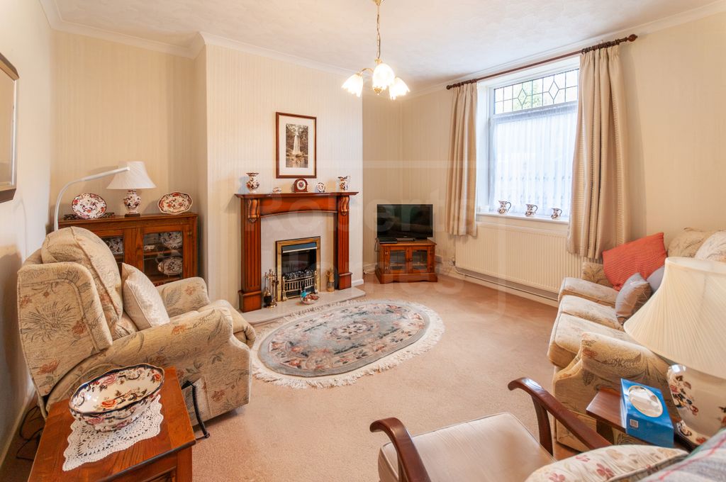 Property photo 2 of 19 Lounge