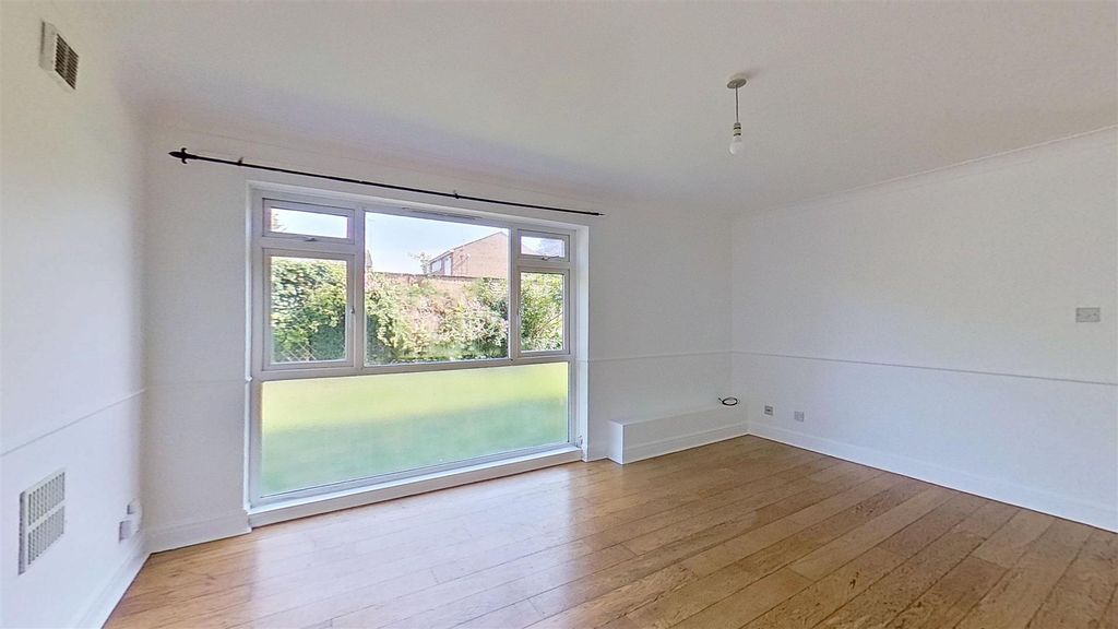 Property photo 3 of 11 17-Burnell-Road-Sutton-Surrey-Sm1-05292026_104438.