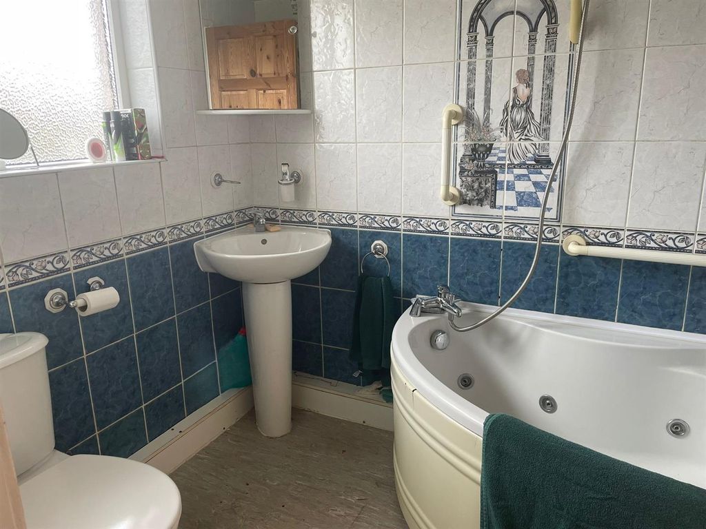 Property photo 1 of 6 Bathroom.Jpg