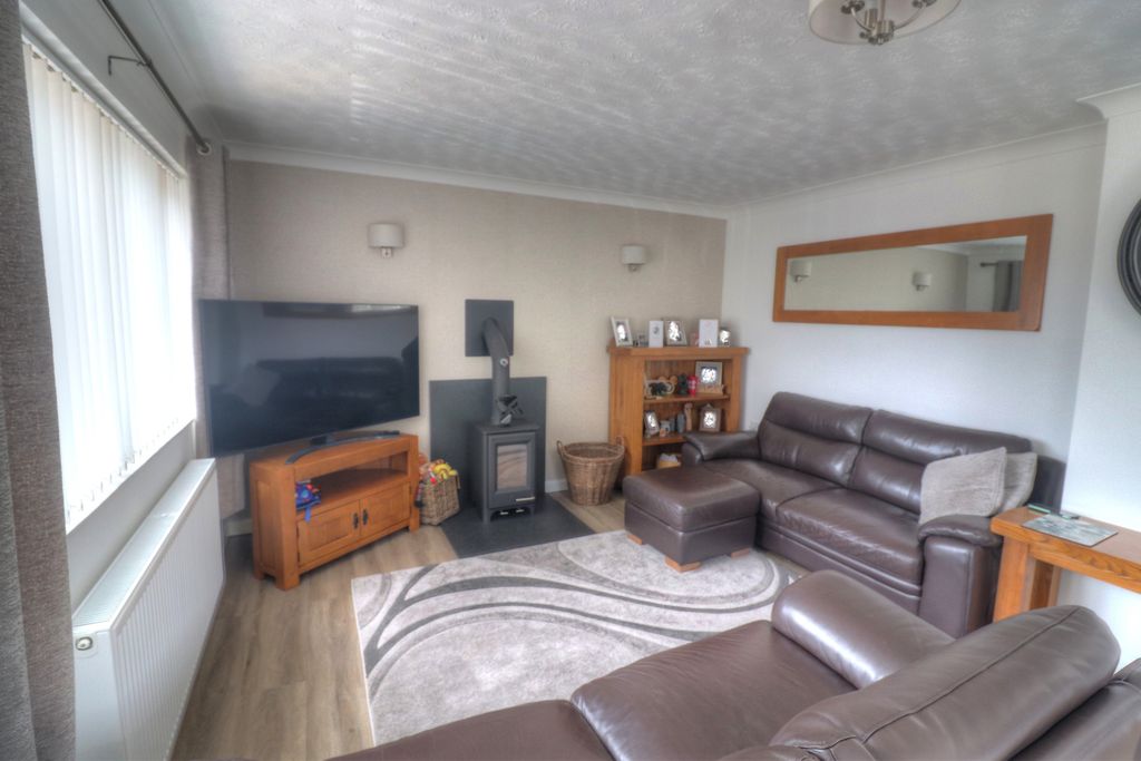Property photo 3 of 16 Lounge 2