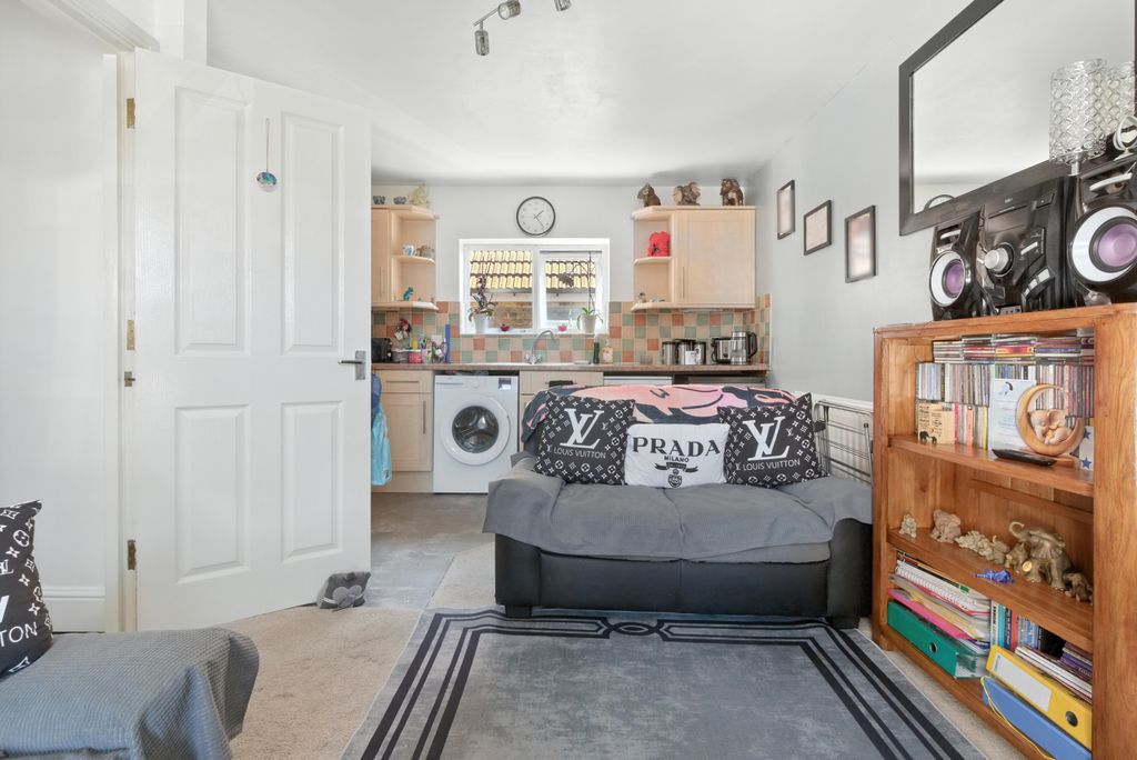 Property photo 3 of 19