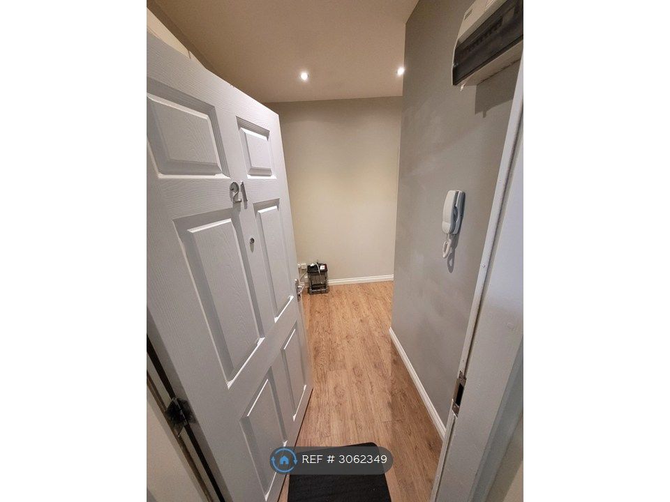 Property photo 2 of 19 Entrance Hall