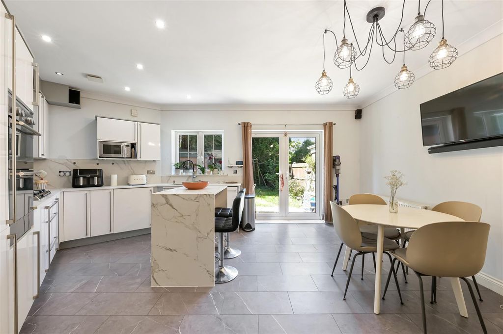 Property photo 2 of 16 Ash Close 19 (16 From 26)-17.Jpg