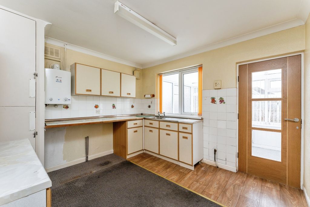 Property photo 3 of 15 Kitchen