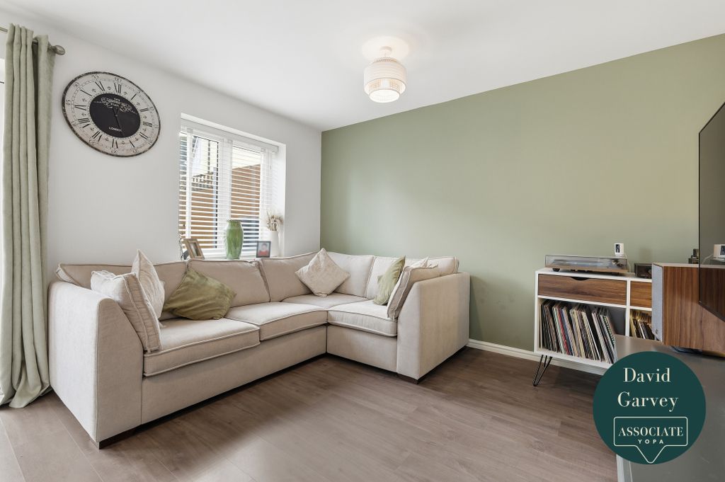 Property photo 2 of 13 Lounge