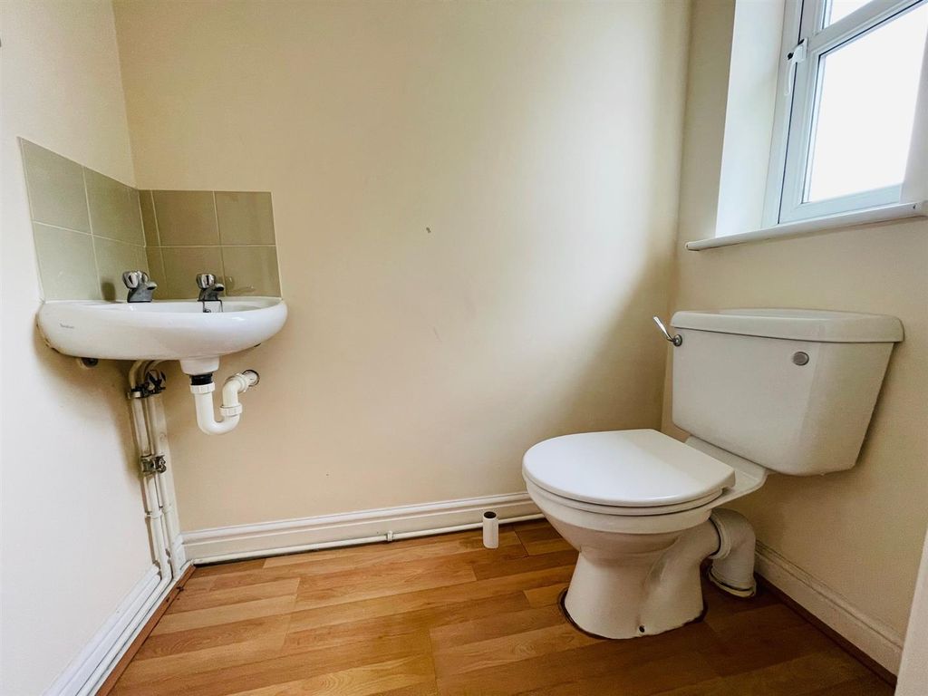 Property photo 3 of 10 WC