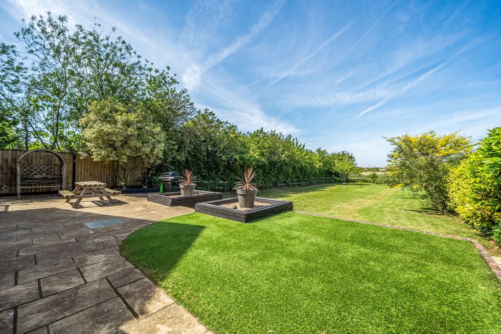 Property photo 2 of 27