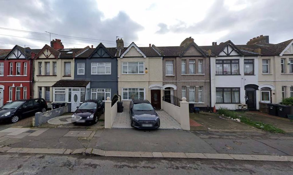 Property photo 1 of 14 3 Bedroom House With 2 Receptions In Ilford Ig1