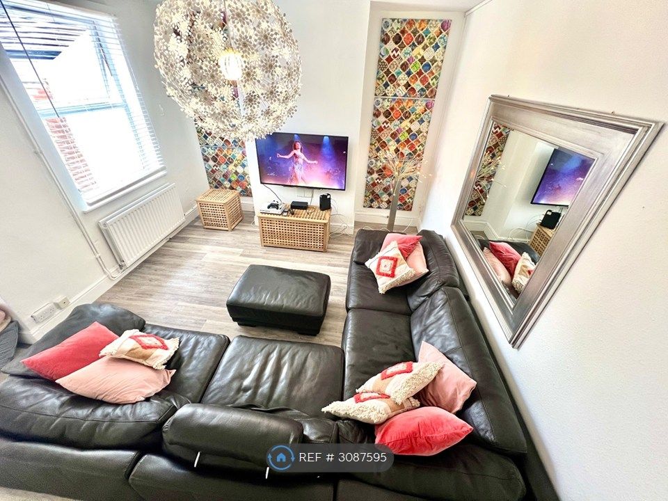 Property photo 2 of 12 Great Communal Areas With Huge Comfy Leather Sofa