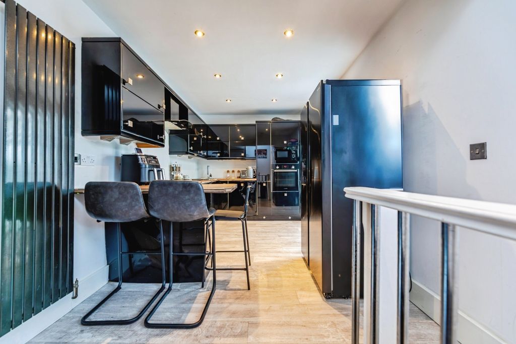 Property photo 3 of 25 Pbox-Kitchen-335716.Jpg