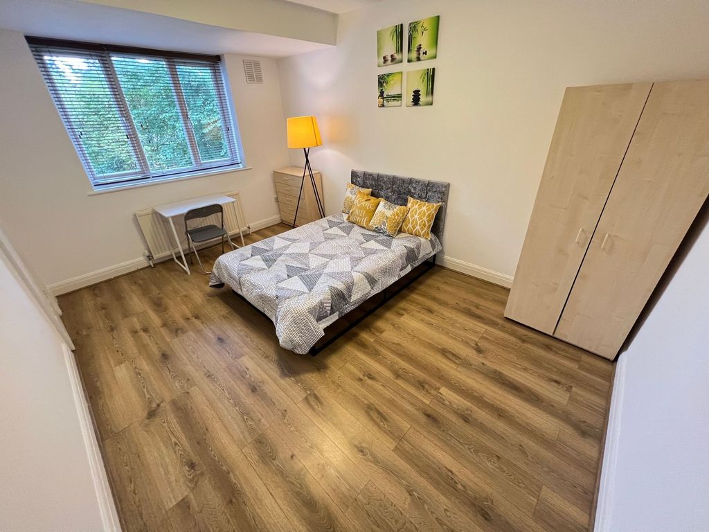 Property photo 1 of 10 A Bright And Well-Kept Double Bedroom Featuring A ...